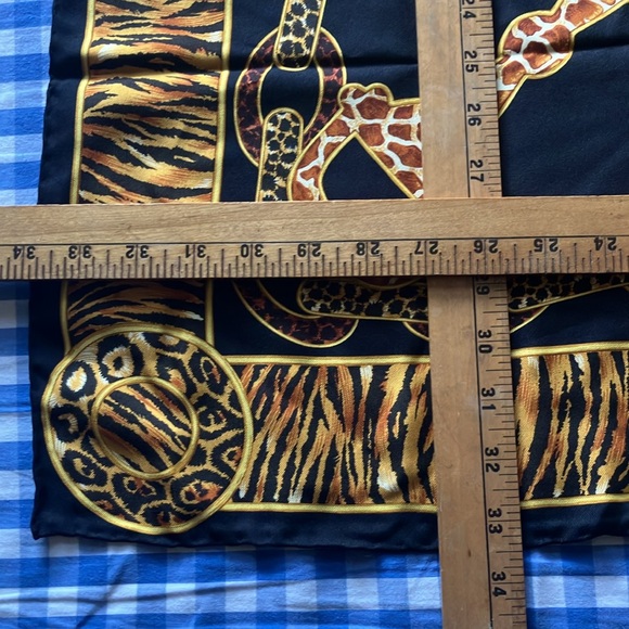 Gucci horse bit animal print chain link silk square scarf - Picture 9 of 16